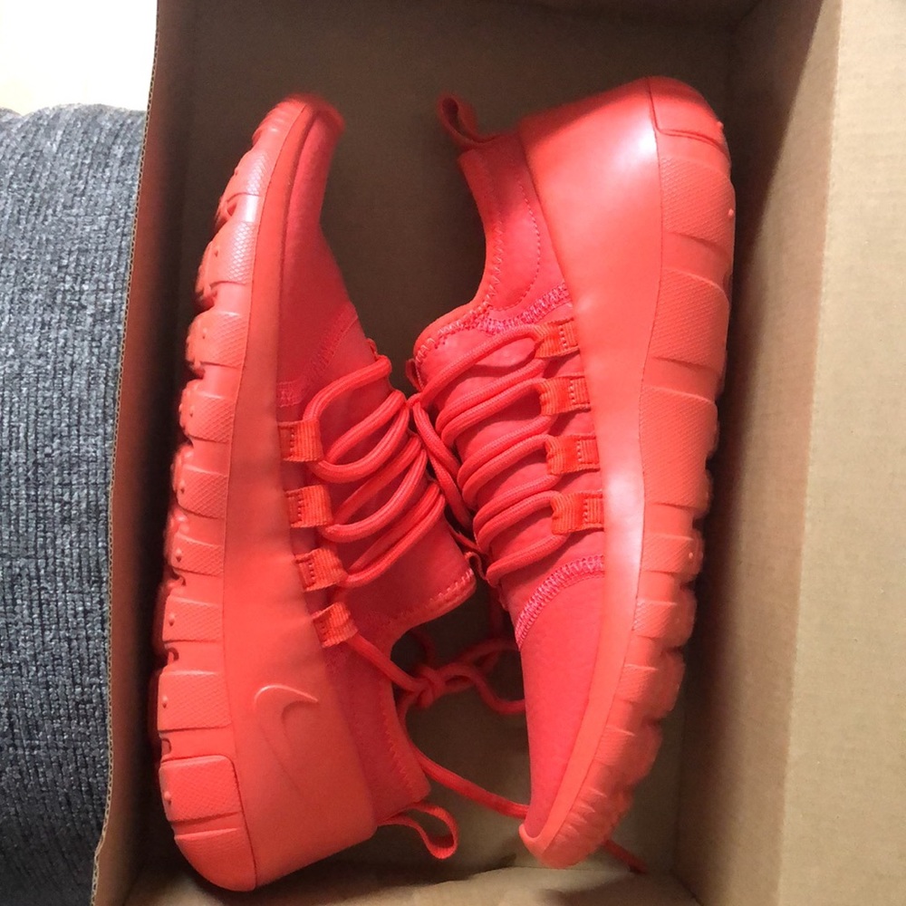 Women’s bright red Nikes 7.5